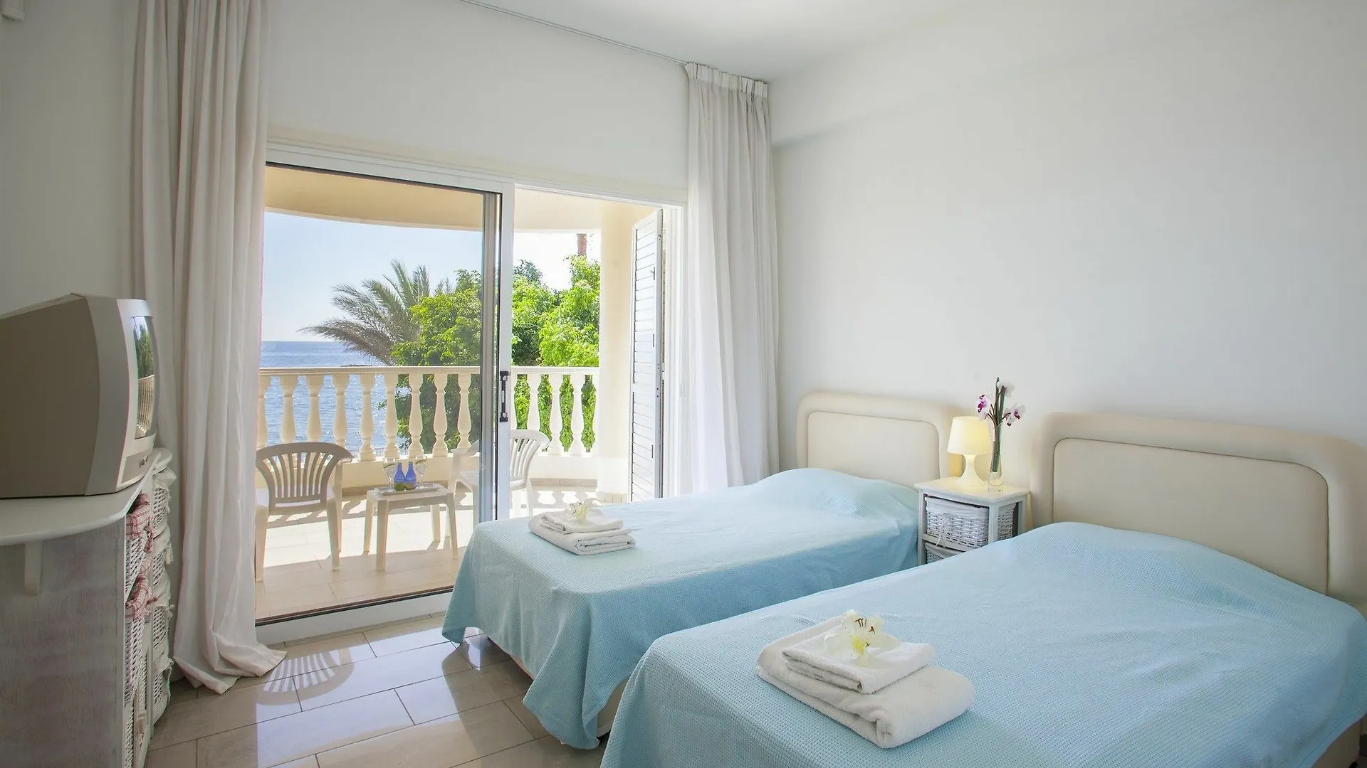 Sunset Beachfront Villa Meneou Λάρνακα 0*,